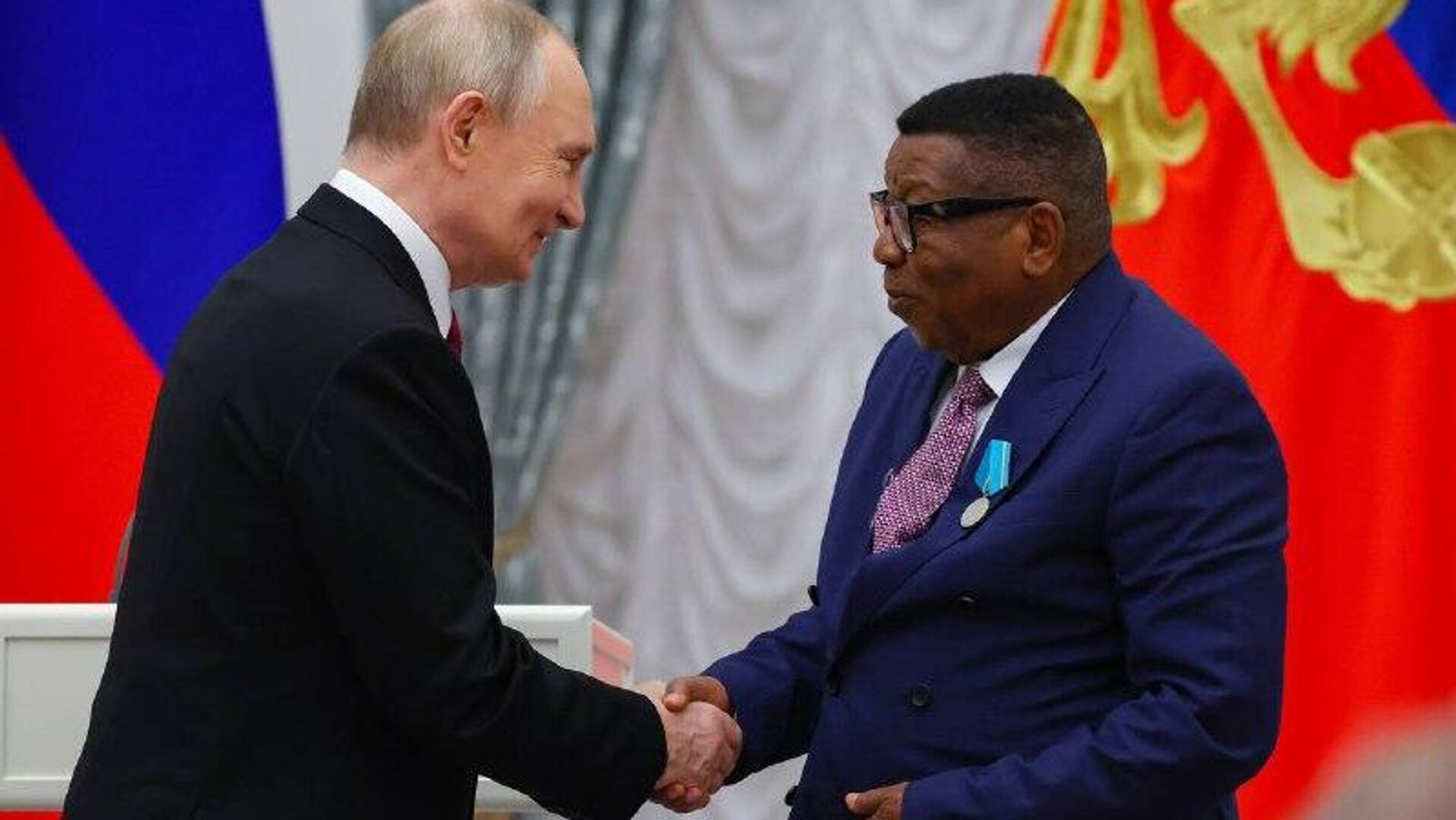 Vladimir Poutine a remis la médaille Pouchkine à une grande figure académique de RDC Vladimir Poutine a remis la médaille Pouchkine à une grande figure académique de RDC - Sputnik Afrique, 1920, 05.11.2025