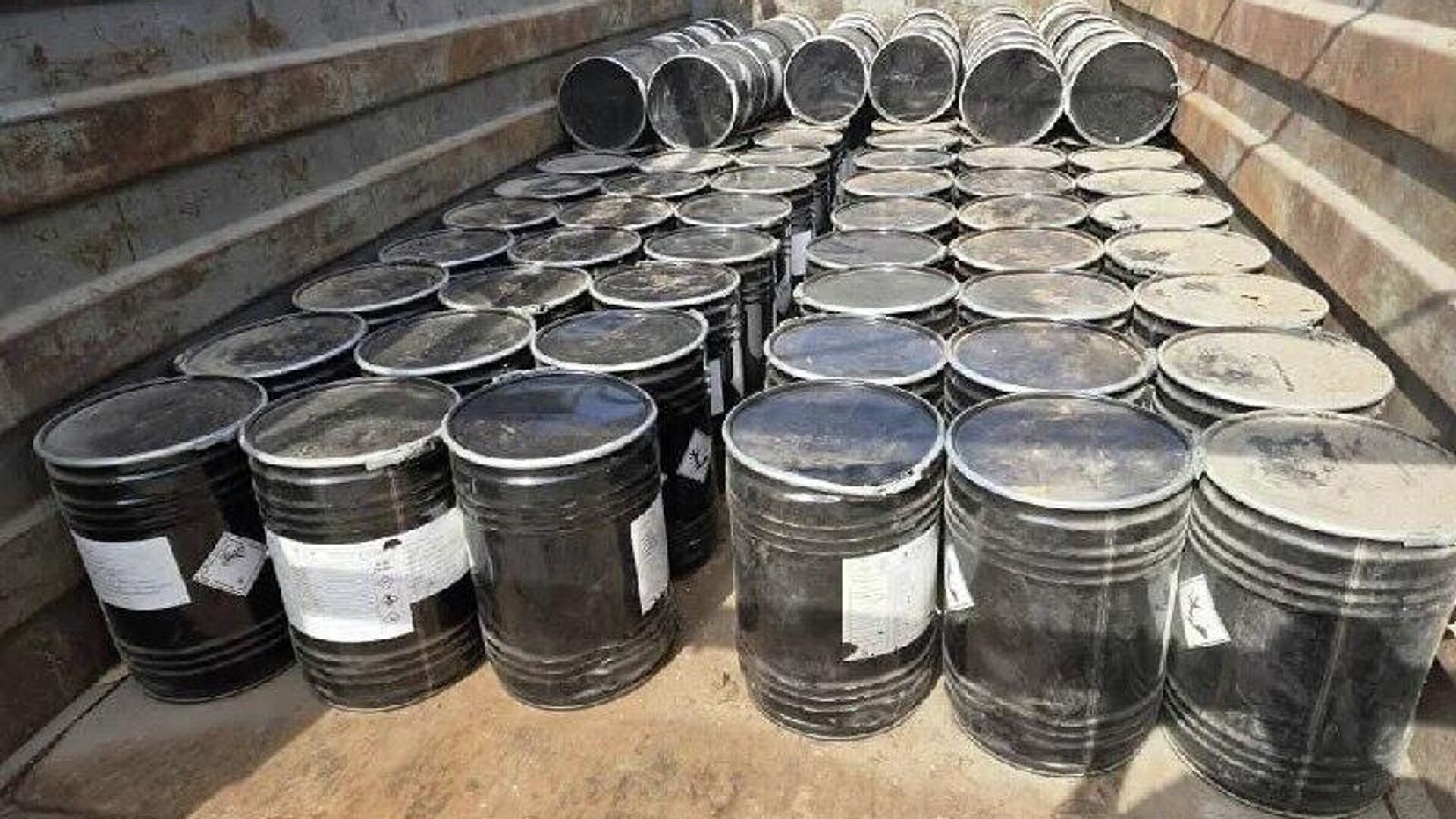 Au Burkina, la douane saisit 100 fûts de cyanure Au Burkina, la douane saisit 100 fûts de cyanure - Sputnik Afrique, 1920, 08.11.2025