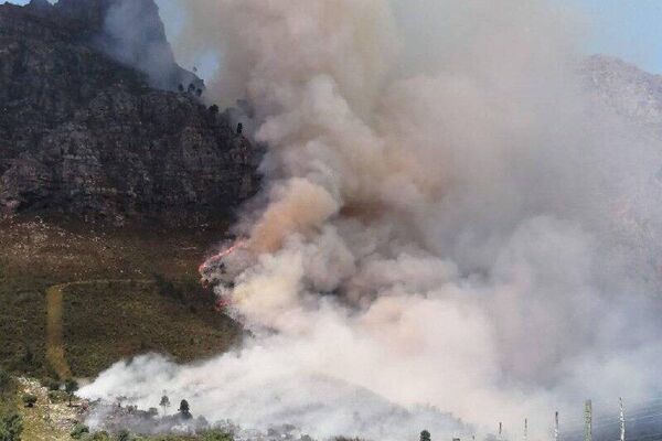 South Africa's Cape Winelands Fire Rages On, Crews on Standby - Sputnik Africa
