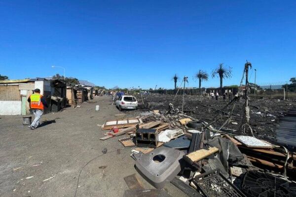 South Africa's Cape Winelands Fire Rages On, Crews on Standby - Sputnik Africa