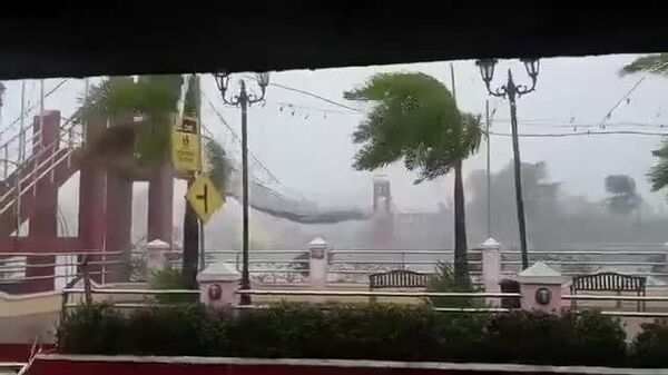 #viral | Typhoon Fung Wong Unleashes Fury on Camaligan Suspension Bridge - Sputnik Africa