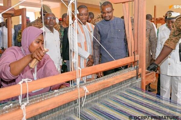 Un Centre national d’appui à la transformation artisanale du coton inauguré à Bobo-Dioulasso, au Burkina Un Centre national d’appui à la transformation artisanale du coton inauguré à Bobo-Dioulasso, au Burkina - Sputnik Afrique