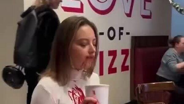 #viral | Activists in Warsaw Stormed Pizza Hut Protesting Against Support of Israeli Army - Sputnik Africa