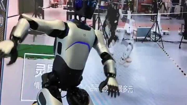 Des robots humanoïdes chinois participent à un flash mob de danse lors de l'Exposition internationale des importations à Shanghai - Sputnik Afrique
