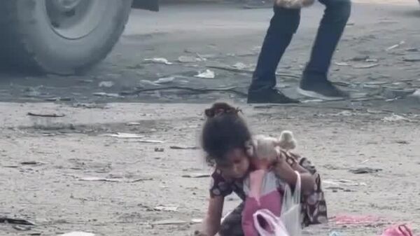 #viral | Little Palestinian Girl Searching for Food in Destroyed Streets of Gaza - Sputnik Africa