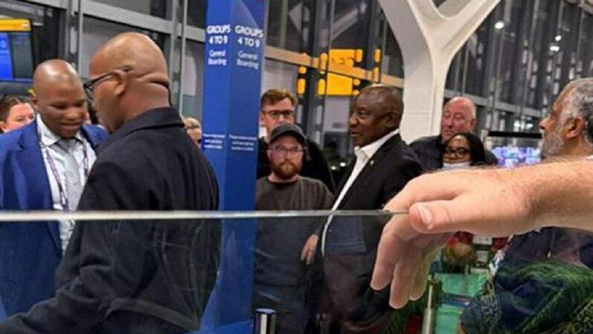 Insolite: Ramaphosa fait la queue comme tout le monde à l'aéroport de Londres Insolite: Ramaphosa fait la queue comme tout le monde à l'aéroport de Londres - Sputnik Afrique, 1920, 10.11.2025