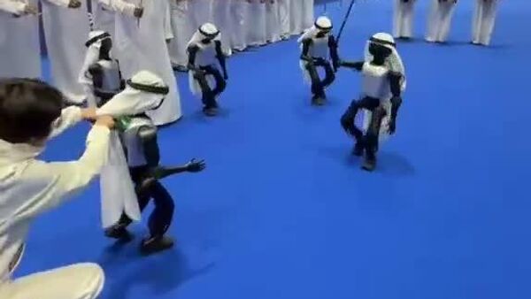 Aux Émirats, des robots vêtus de tenues traditionnelles exécutent des pas de danse au rythme des mélodies locales - Sputnik Afrique