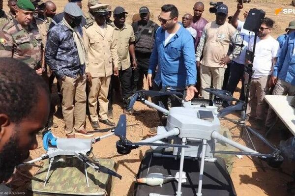 Démonstration de drones kamikaze, de surveillance et d'attaque à BAMEX2025 au Mali - Sputnik Afrique