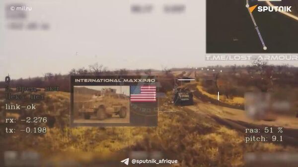 ▶ Vidéo d'une cinquantaine de véhicules blindés de fabrication occidentale et locale détruits en Ukraine - Sputnik Afrique