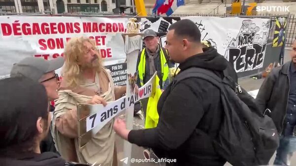 J'en ai ras-le-bol que le gouvernement se gave sur notre dos: des Français manifestent pour les sept ans des Gilets jaunes - Sputnik Afrique
