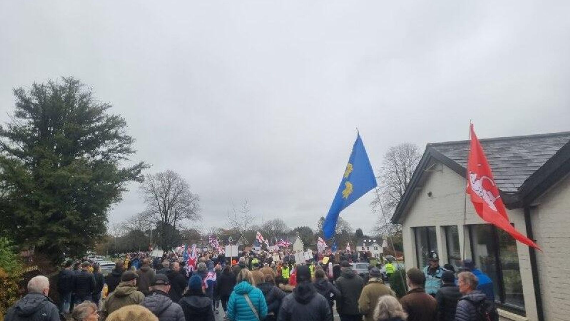 'Starmer Out!': Thousands protest in East Sussex against asylum camp plan 'Starmer Out!': Thousands protest in East Sussex against asylum camp plan - Sputnik Africa, 1920, 16.11.2025