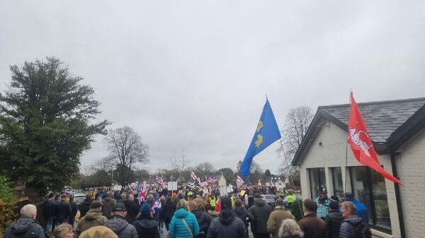 'Starmer Out!': Thousands protest in East Sussex against asylum camp plan - Sputnik Africa