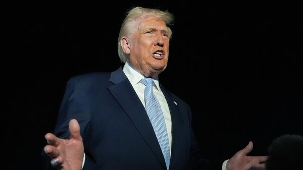 President Donald Trump speaks to reporters before boarding Air Force One at Palm Beach International Airport in West Palm Beach Fla., on his way back to the White House, Sunday, Nov. 16, 2025 - Sputnik Africa