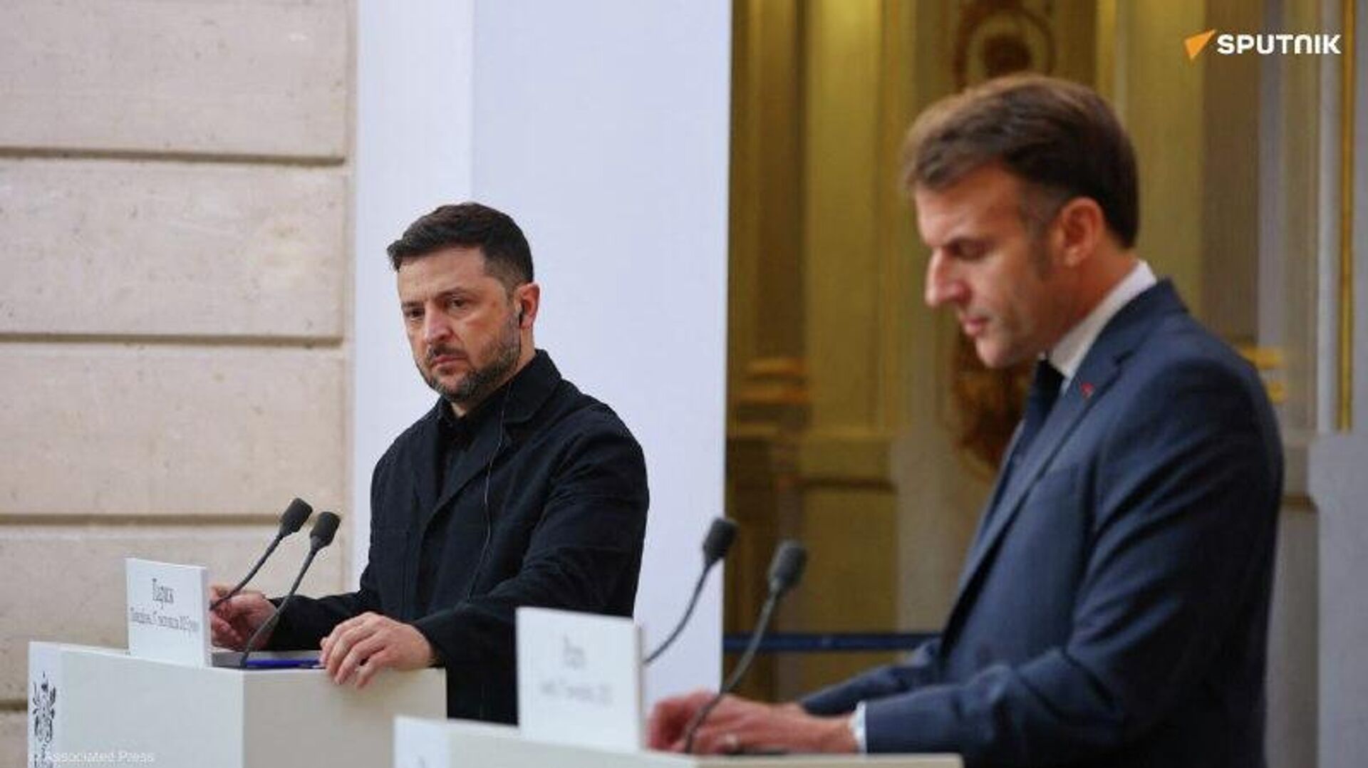 Macron vend 100 Rafale à Zelensky: une promesse à un financement incertain – médias français Macron vend 100 Rafale à Zelensky: une promesse à un financement incertain – médias français - Sputnik Afrique, 1920, 17.11.2025