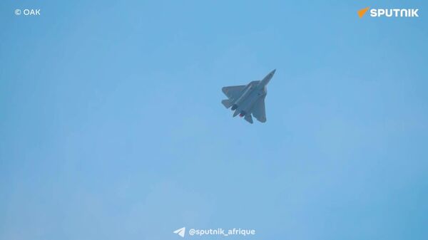 ▶ Un chasseur russe Su-57 en vol de démonstration à Dubaï - Sputnik Afrique