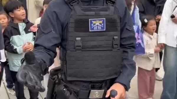 #viral | New Secret Weapon of Chinese Police: Electric Shock Glove - Sputnik Africa