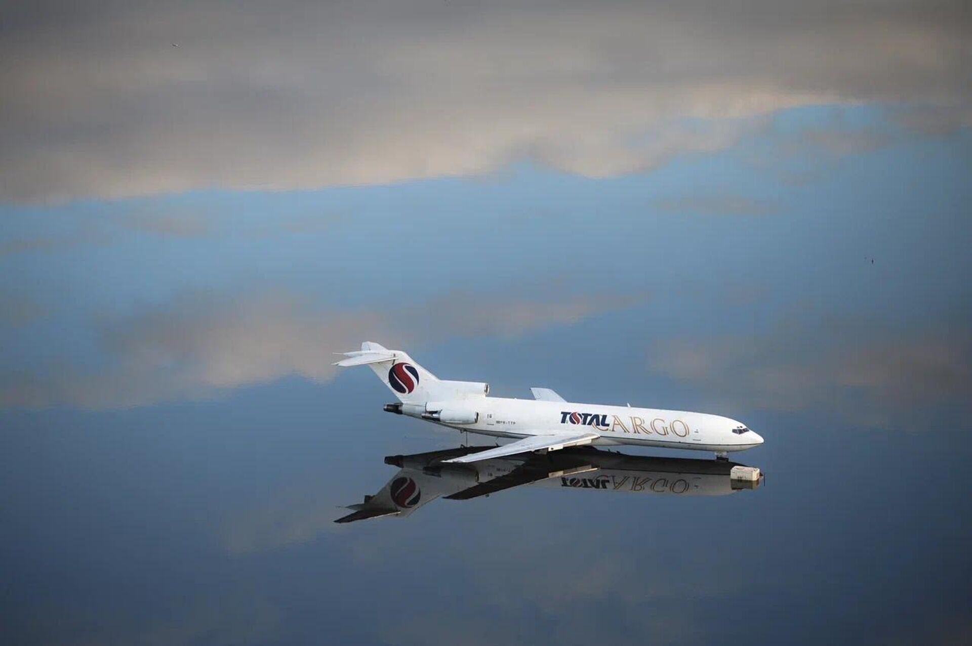 Avion sur la piste d'un aéroport inondé - Sputnik Afrique, 1920, 18.11.2025