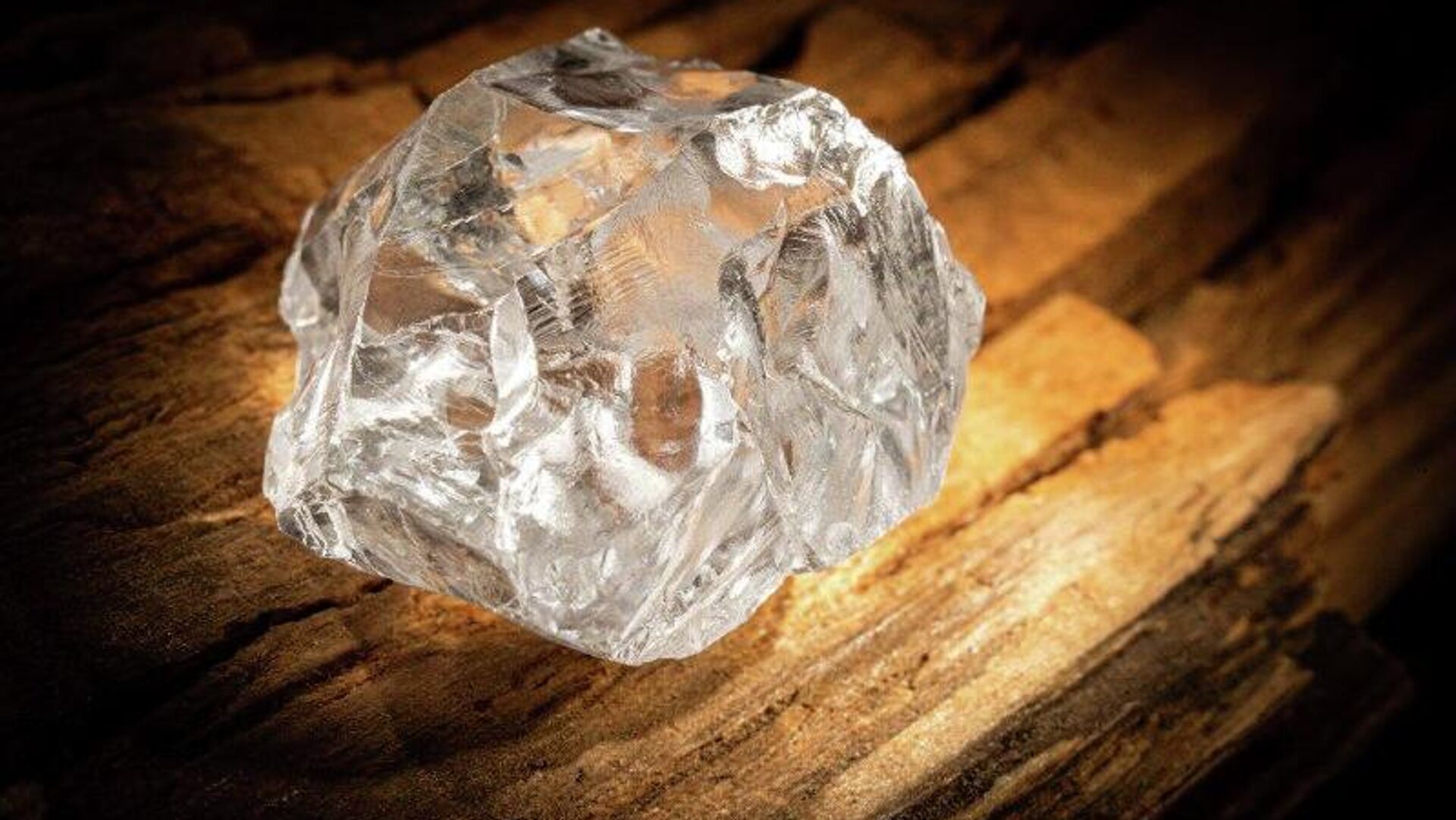 Two Large Gem-Quality Diamonds Discovered in Russia Two Large Gem-Quality Diamonds Discovered in Russia - Sputnik Africa, 1920, 18.11.2025