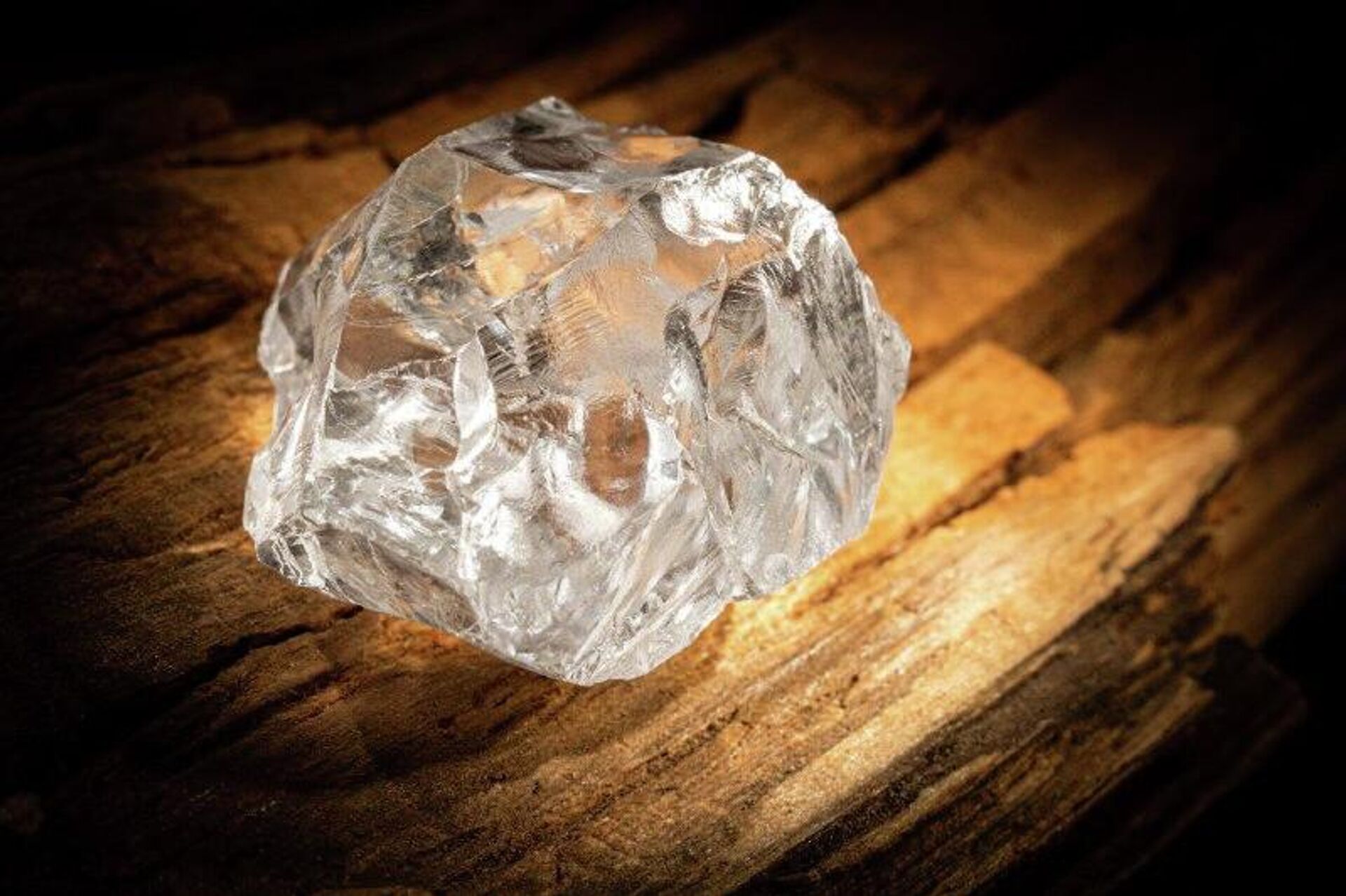 Deux énormes diamants découverts en Russie - Sputnik Afrique, 1920, 18.11.2025