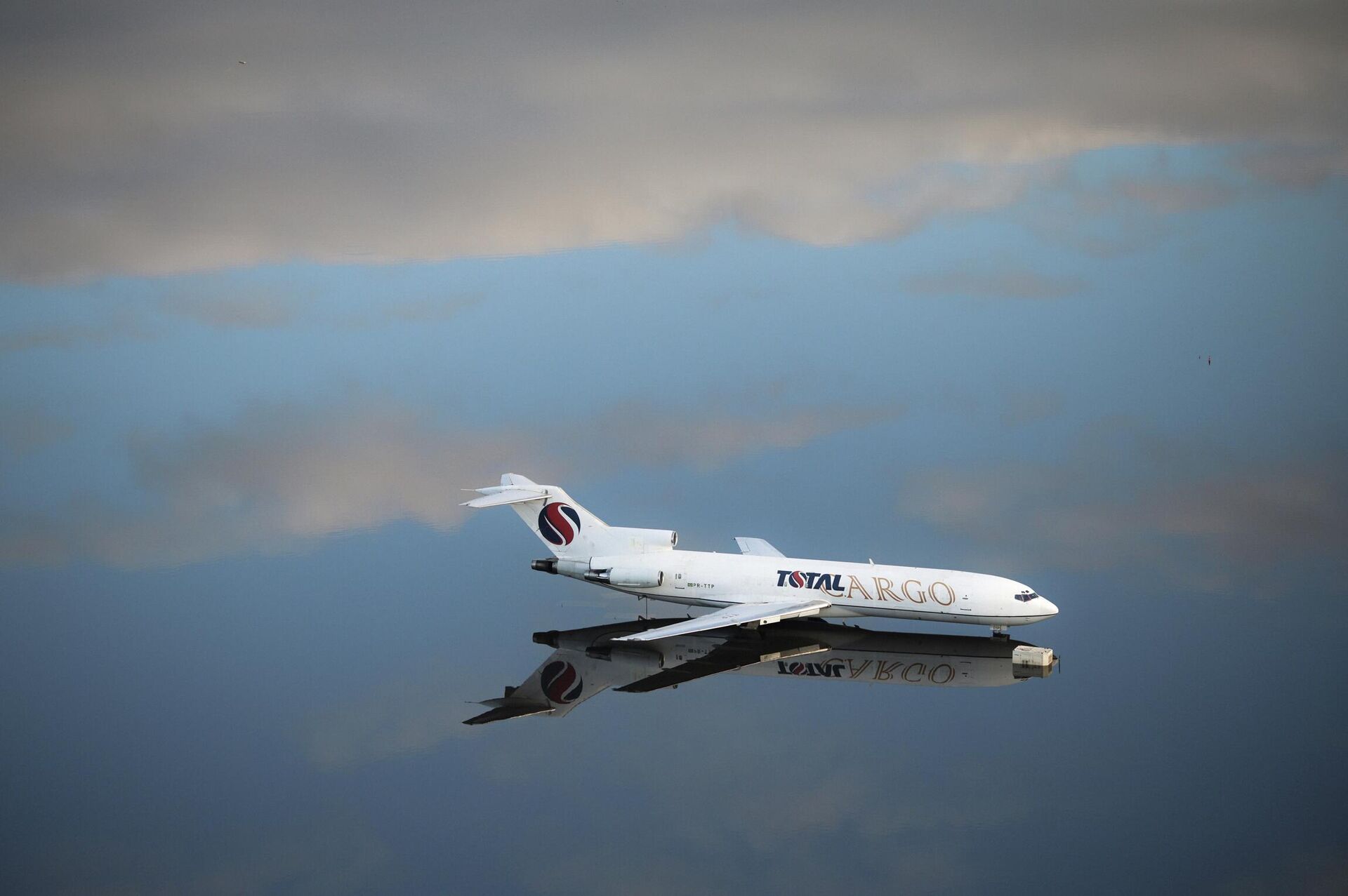 Aircraft on the tarmac of the flooded airport - Sputnik Africa, 1920, 19.11.2025