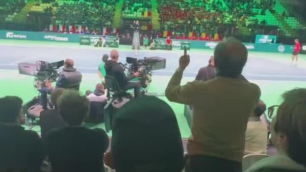À Bologne, un spectateur stoppe un match de Coupe Davis de tennis parce qu’il ne voit… rien - Sputnik Afrique