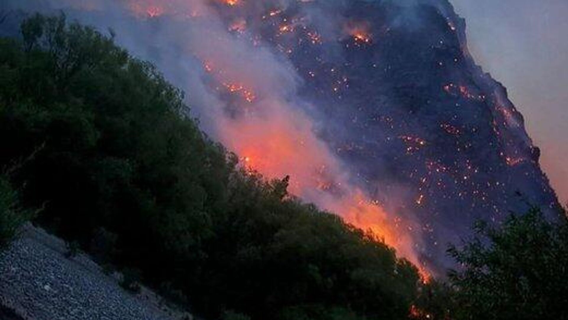 #viral | Disaster in Patagonia: Forest Fires Continue in Argentina #viral | Disaster in Patagonia: Forest Fires Continue in Argentina - Sputnik Africa, 1920, 19.11.2025