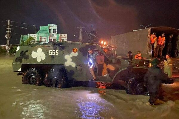 Le Vietnam utilise des blindés de conception soviétique pour secourir les populations sinistrées par les inondations - Sputnik Afrique