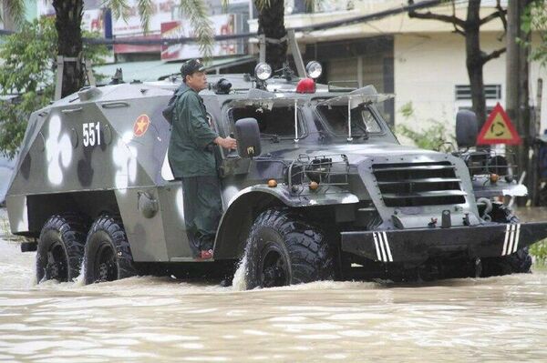 Le Vietnam utilise des blindés de conception soviétique pour secourir les populations sinistrées par les inondations - Sputnik Afrique