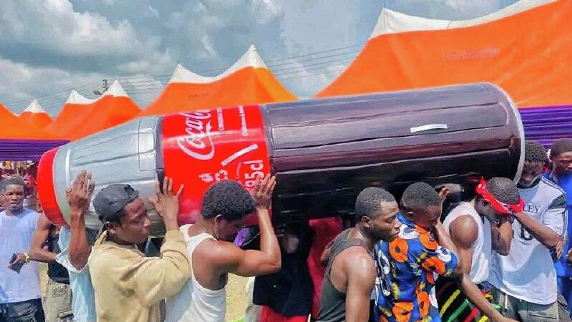 Une octogénaire enterrée dans un cercueil en forme de coca-cola au Nigeria Une octogénaire enterrée dans un cercueil en forme de coca-cola au Nigeria - Sputnik Afrique, 1920, 23.11.2025