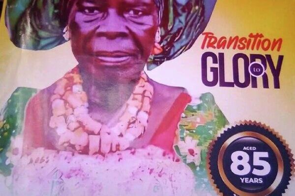 Une octogénaire enterrée dans un cercueil en forme de coca-cola au Nigeria Une octogénaire enterrée dans un cercueil en forme de coca-cola au Nigeria - Sputnik Afrique