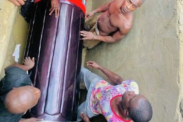 Une octogénaire enterrée dans un cercueil en forme de coca-cola au Nigeria Une octogénaire enterrée dans un cercueil en forme de coca-cola au Nigeria - Sputnik Afrique