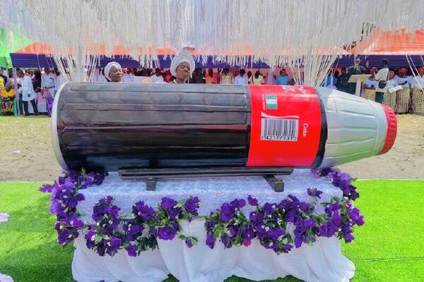 Une octogénaire enterrée dans un cercueil en forme de coca-cola au Nigeria Une octogénaire enterrée dans un cercueil en forme de coca-cola au Nigeria - Sputnik Afrique