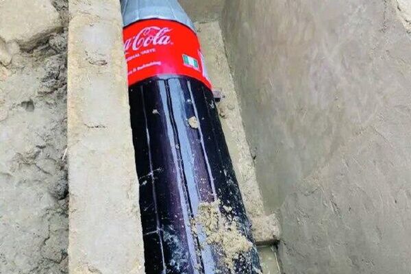 Une octogénaire enterrée dans un cercueil en forme de coca-cola au Nigeria Une octogénaire enterrée dans un cercueil en forme de coca-cola au Nigeria - Sputnik Afrique