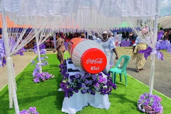 Une octogénaire enterrée dans un cercueil en forme de coca-cola au Nigeria Une octogénaire enterrée dans un cercueil en forme de coca-cola au Nigeria - Sputnik Afrique