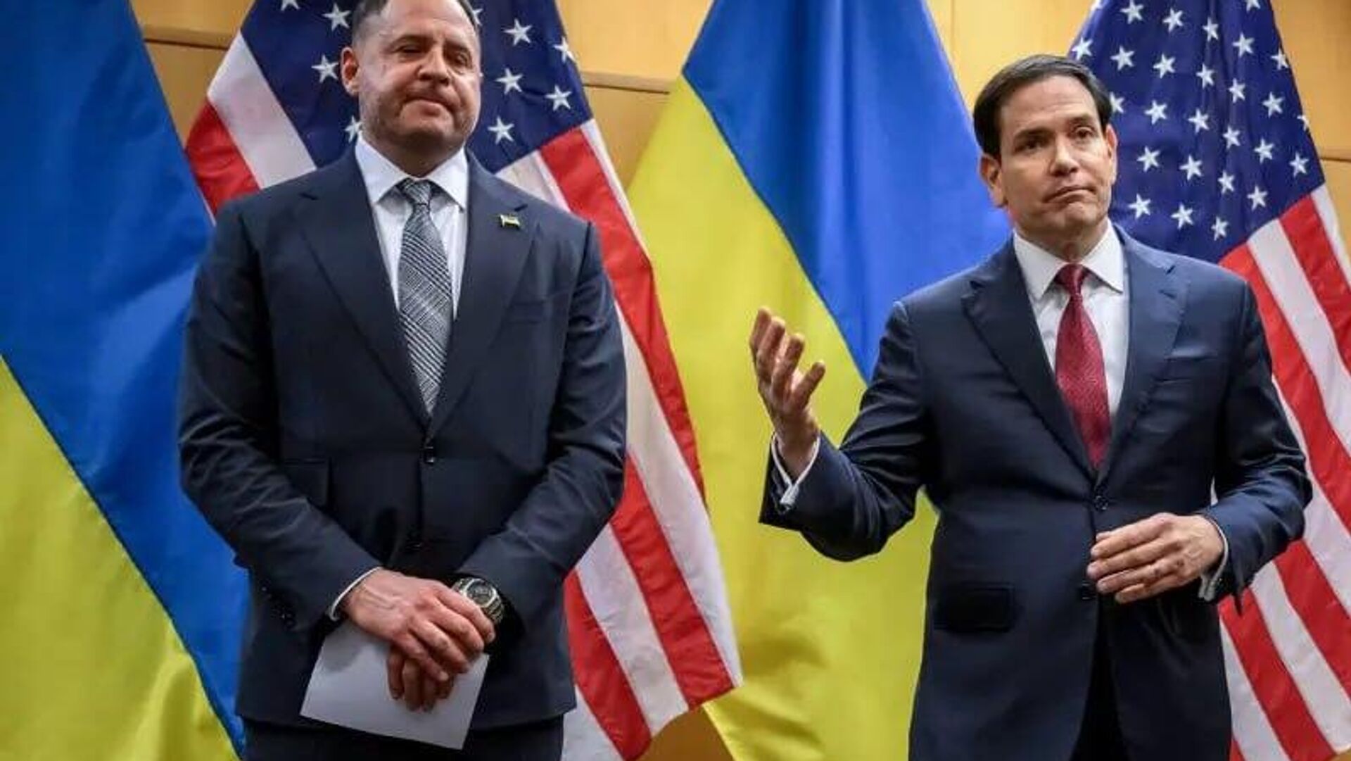 US and Ukraine develop updated draft peace agreement — White House US and Ukraine develop updated draft peace agreement — White House - Sputnik Africa, 1920, 24.11.2025