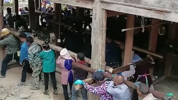 #viral | Over 200 Villagers Unite to Lift and Move 6-Tonne Wooden House in China - Sputnik Africa