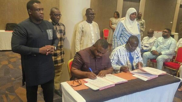 Le Ghana et le Burkina Faso signent un accord pour l'itinérance gratuite - Sputnik Afrique