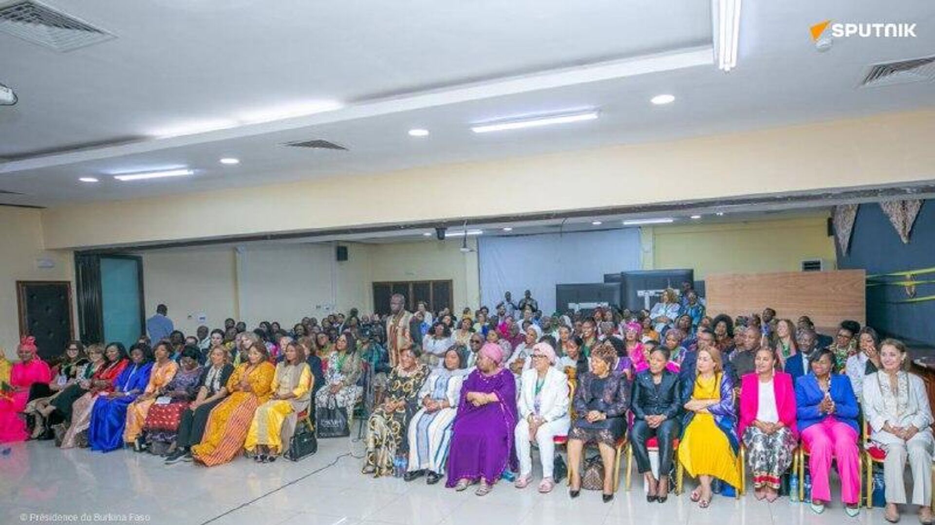 Ibrahim Traoré aux femmes: Qui mieux que vous pour nous aider, nous chefs d'État, pour sortir l'Afrique de cette situation? Ibrahim Traoré aux femmes: Qui mieux que vous pour nous aider, nous chefs d'État, pour sortir l'Afrique de cette situation? - Sputnik Afrique, 1920, 27.11.2025