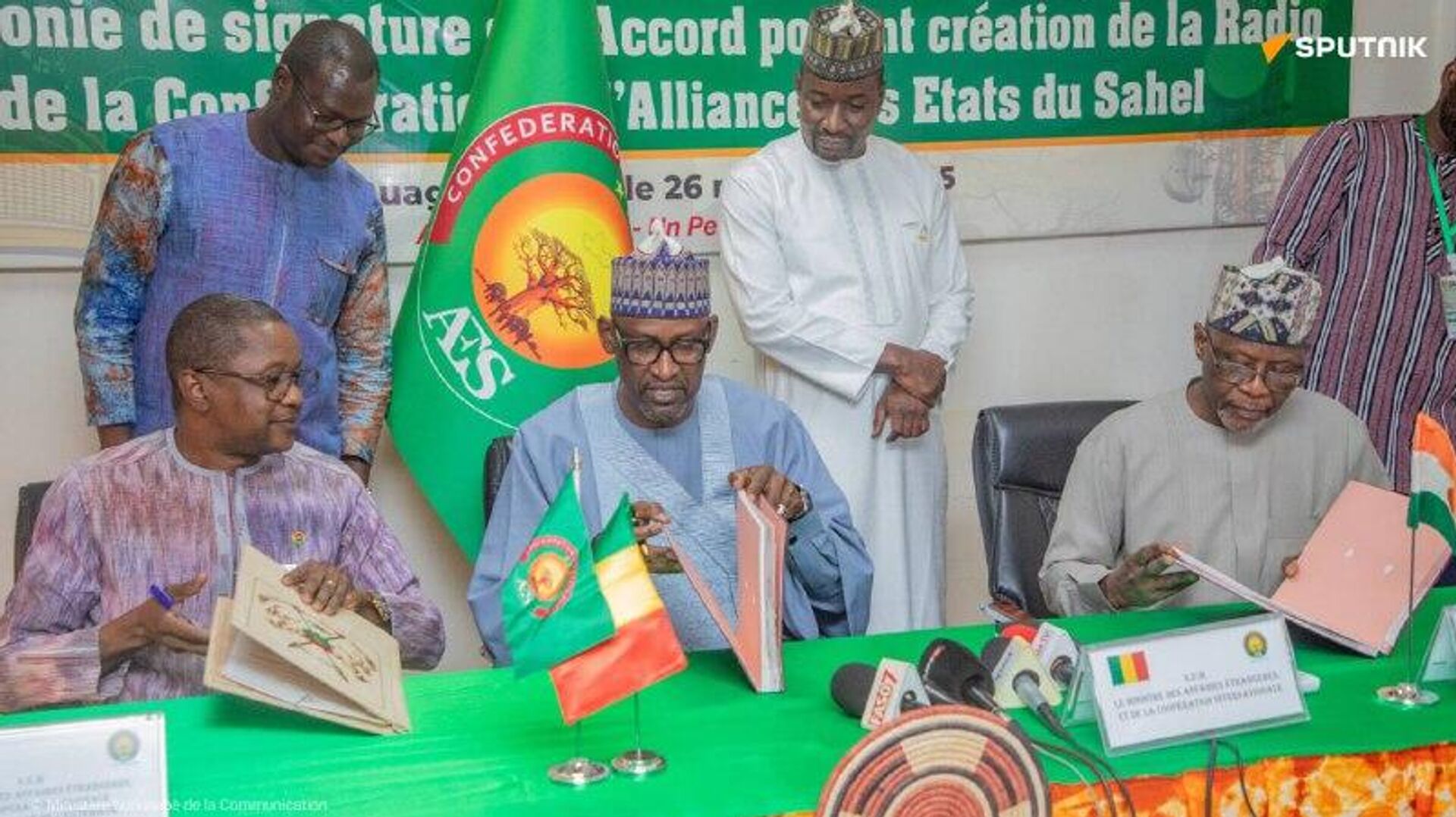 La voix du Liptako: l’AES lance sa radio commune contre la désinformation La voix du Liptako: l’AES lance sa radio commune contre la désinformation - Sputnik Afrique, 1920, 27.11.2025