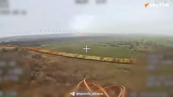 Des dronistes russes anéantissent des chars ukrainiens dissimulés dans des hangars - Sputnik Afrique