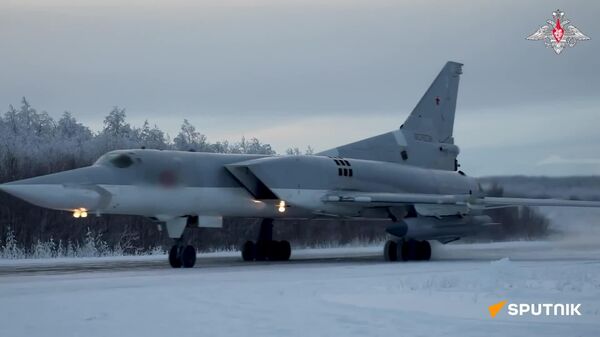 Des Tu-22M3 russes protégés par des chasseurs Su-35S et Su-27 survolent la mer Baltique - Sputnik Afrique