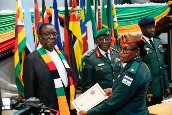 Solidarité africaine: le Président zimbabwéen remet des certificats aux militaires des forces alliées - Sputnik Afrique