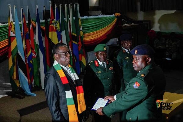 Solidarité africaine: le Président zimbabwéen remet des certificats aux militaires des forces alliées - Sputnik Afrique