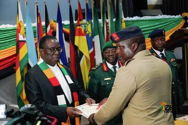 Solidarité africaine: le Président zimbabwéen remet des certificats aux militaires des forces alliées - Sputnik Afrique