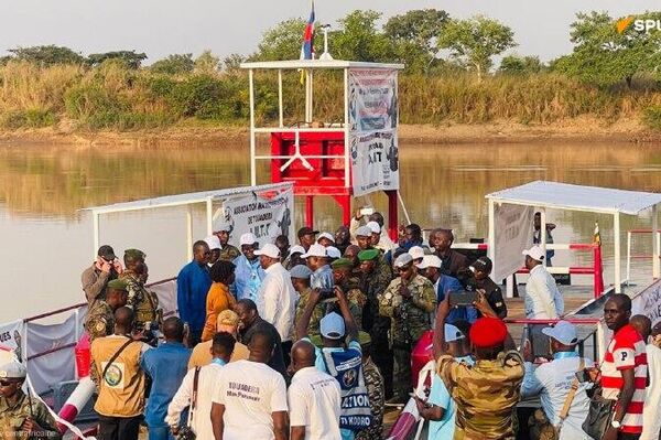 Désenclavement des régions de Centrafrique: le Président Touadéra inaugure un bac rénové - Sputnik Afrique