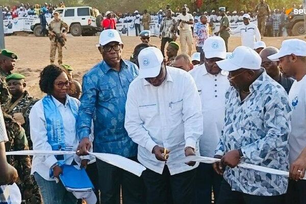Désenclavement des régions de Centrafrique: le Président Touadéra inaugure un bac rénové - Sputnik Afrique