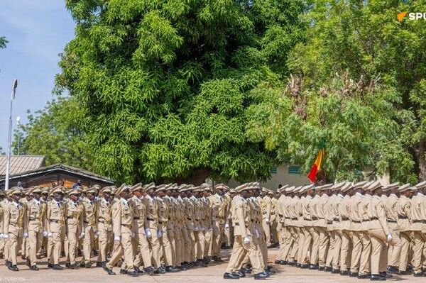 Construire une armée digne de ce nom: Assimi Goïta s'adresse aux jeunes officiers de l'École militaire interarmes de Koulikoro - Sputnik Afrique