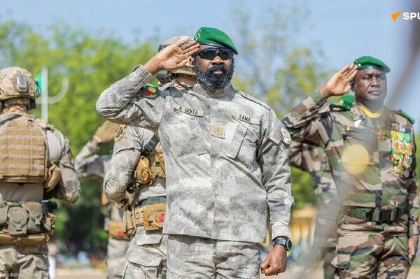 Construire une armée digne de ce nom: Assimi Goïta s'adresse aux jeunes officiers de l'École militaire interarmes de Koulikoro - Sputnik Afrique