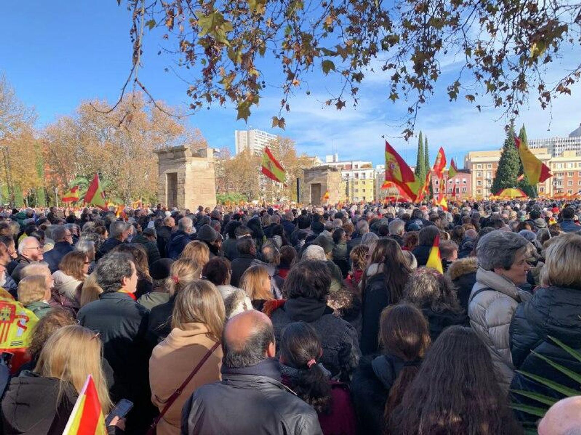 Tens of Thousands of Spaniards Protest Against 'Corrupt' PM Sanchez Government, Demand Early Vote Tens of Thousands of Spaniards Protest Against 'Corrupt' PM Sanchez Government, Demand Early Vote - Sputnik Africa, 1920, 30.11.2025