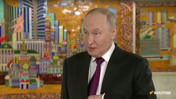 ▶ Vladimir Poutine intervient devant les journalistes à l'issue du forum Russia Calling à Moscou - VIDÉO INTÉGRALE - Sputnik Afrique
